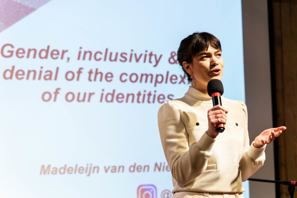 Keynote door Madeleijn van den Nieuwenhuizen Kaarten She's got the power event Internationale Vrouwendag