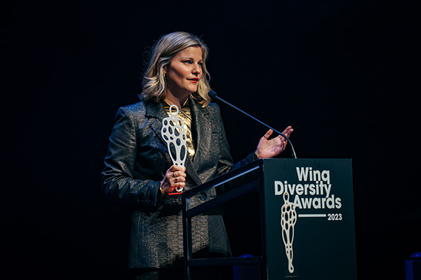 Minister Liesje Schreinemacher reikt de Hivos International Activist Award uit