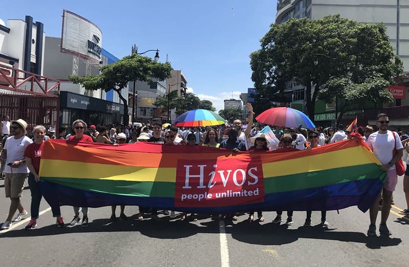 Het team van Hivos Costa Rica loopt mee met de Pride