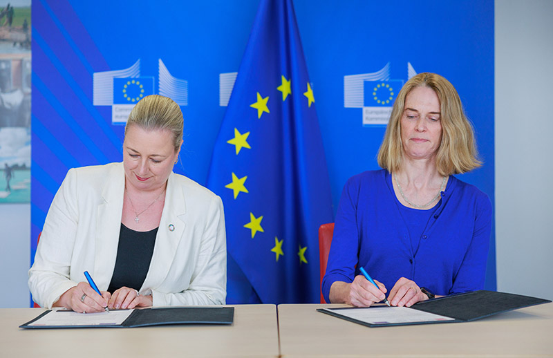 Jutta Urpilainen (EU) en Anne Jellema (Hivos) ondertekenen de samenwerking.