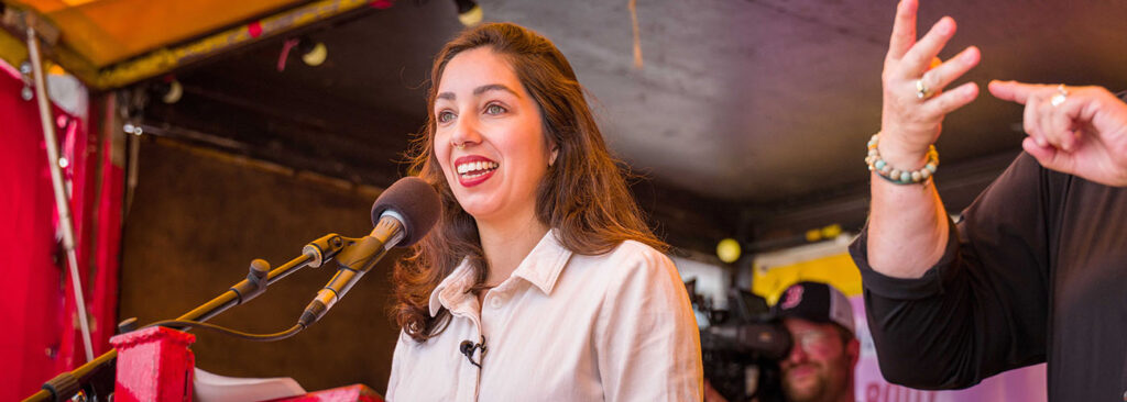 Devika Partiman: “Hé zus, ze houen ons eronder”