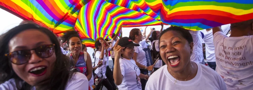 Journalistiek die verbindt: hoe media acceptatie van de queer gemeenschap versterken