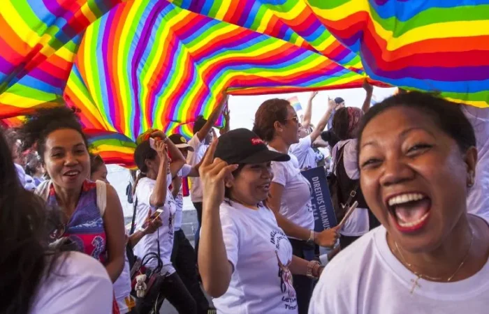 Journalistiek die verbindt: hoe media acceptatie van de queer gemeenschap versterken