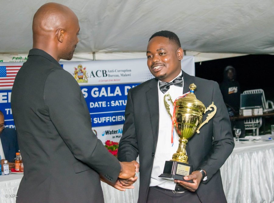 Gouden Matonga van het Platform voor Onderzoeksjournalistiek, Onderzoeksjournalist van het Jaar (2022) tijdens de MISA Malawi Award Ceremony.