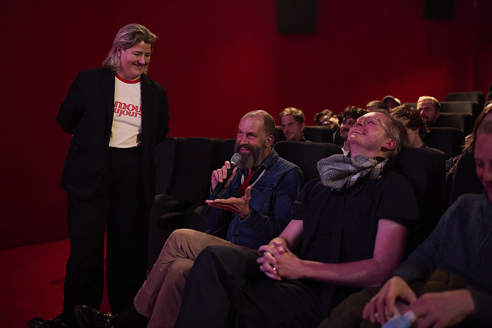 Onir neemt de Hivos Free to be Me Award in ontvangst tijdens de Roze Filmdagen.