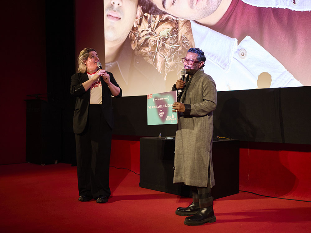 Onir neemt de Hivos Free to be Me Award in ontvangst tijdens de Roze Filmdagen.