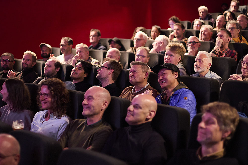 Onir neemt de Hivos Free to be Me Award in ontvangst tijdens de Roze Filmdagen.