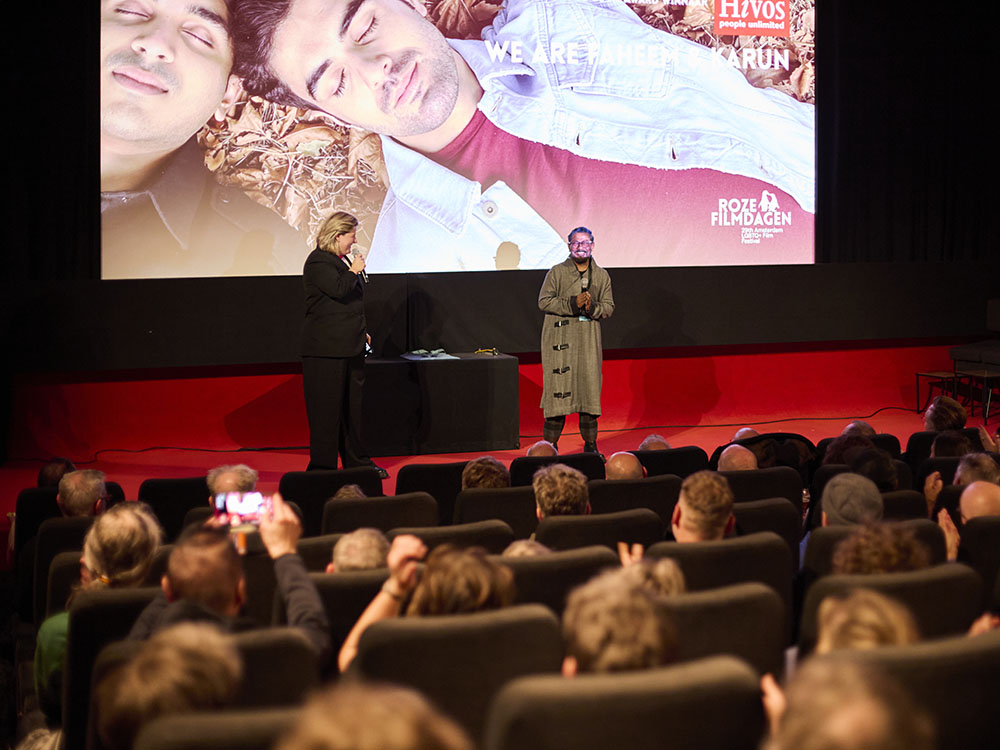 Onir neemt de Hivos Free to be Me Award in ontvangst tijdens de Roze Filmdagen.
